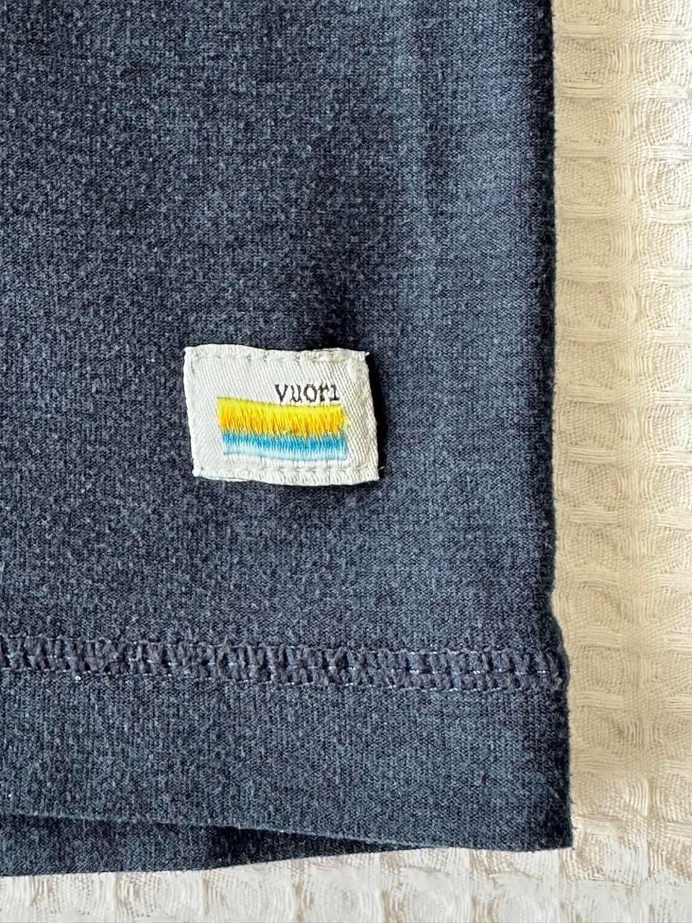 Vuori Long-Sleeve Crewneck Shirt - Navy Blue - Picture 2 of 5